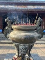 vor jedem Tempel... Räucherstäbchen  &ndash; &copy; Birgit Kirchner (Eberhardt TRAVEL)