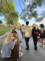 und viele Besucher am Flussufer - zum Sonnenuntergang &ndash; &copy; Birgit Kirchner (Eberhardt TRAVEL)