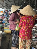 Markt am Ufer mit viel Lokalkolorit  &ndash; &copy; Birgit Kirchner (Eberhardt TRAVEL)