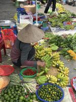 Markt am Ufer mit viel Lokalkolorit  &ndash; &copy; Birgit Kirchner (Eberhardt TRAVEL)