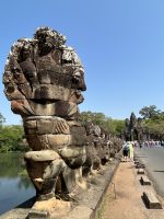 am Südtor zu Angkor Thom - Brücke mit Nagaschlange &ndash; &copy; Birgit Kirchner (Eberhardt TRAVEL)