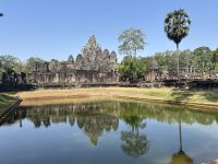 Blick auf den Bayon - spiegelt sich im Wasser &ndash; &copy; Birgit Kirchner (Eberhardt TRAVEL)