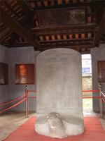 erste Steinplatte im Literatur-Tempel