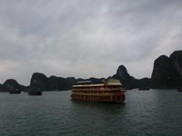 Dämmerung in der Halong-Bucht