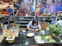 Besuch der Đông Phương Art Gallery (Herstellung von Lackbildern)