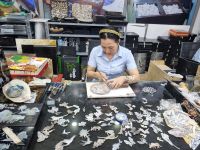 Besuch der Đông Phương Art Gallery (Herstellung von Lackbildern)