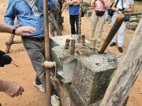 Demonstration der Steinbearbeitung beim Bau der Tempelanlagen