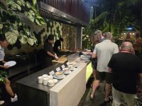 Großes Buffet mit Tanz