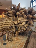 Hanoi (Volkskundemuseum - Fahrrad mit Fischreusen)