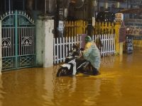 Hoi An (Hochwasser vor dem Hotel am Abend...)