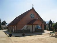 Kirche im Dorf Lat