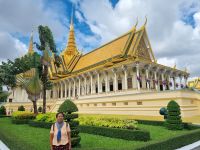 Phnom Penh (Reiseleiterin Samnang vor dem Königspalast)