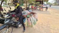 Supermarkt mit Moped