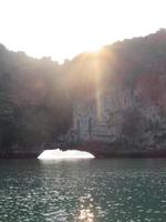 Durchbruch zwischen den Felsen, Halong Bucht
