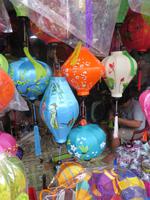 Lampions gibt es in allen Formen, Farben und Größen