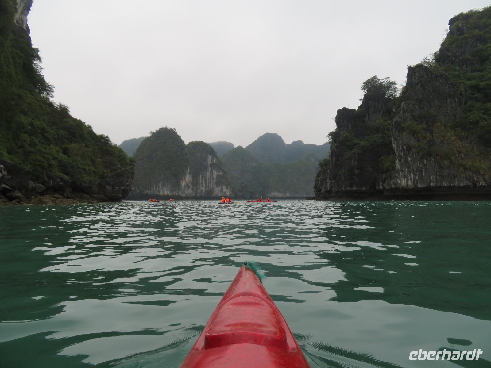 In der Ha Long Bucht bei einer Kajak-Tour