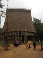Ein traditionelles Haus mit hohem Dach im Ethnologischen Museum Hanoi