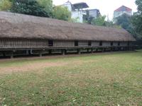Ein traditionelles Langhaus im Ethnologischen Museum Hanoi