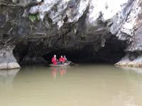 Bootsfahrt in der Trockenen Ha Long Bucht