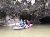 Bootsfahrt in der Trockenen Ha Long Bucht