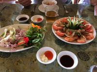 Mittagessen am Meer mit Titenfisch und Garnelen