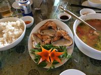 Mittagessen am Meer mit Reis und Fisch