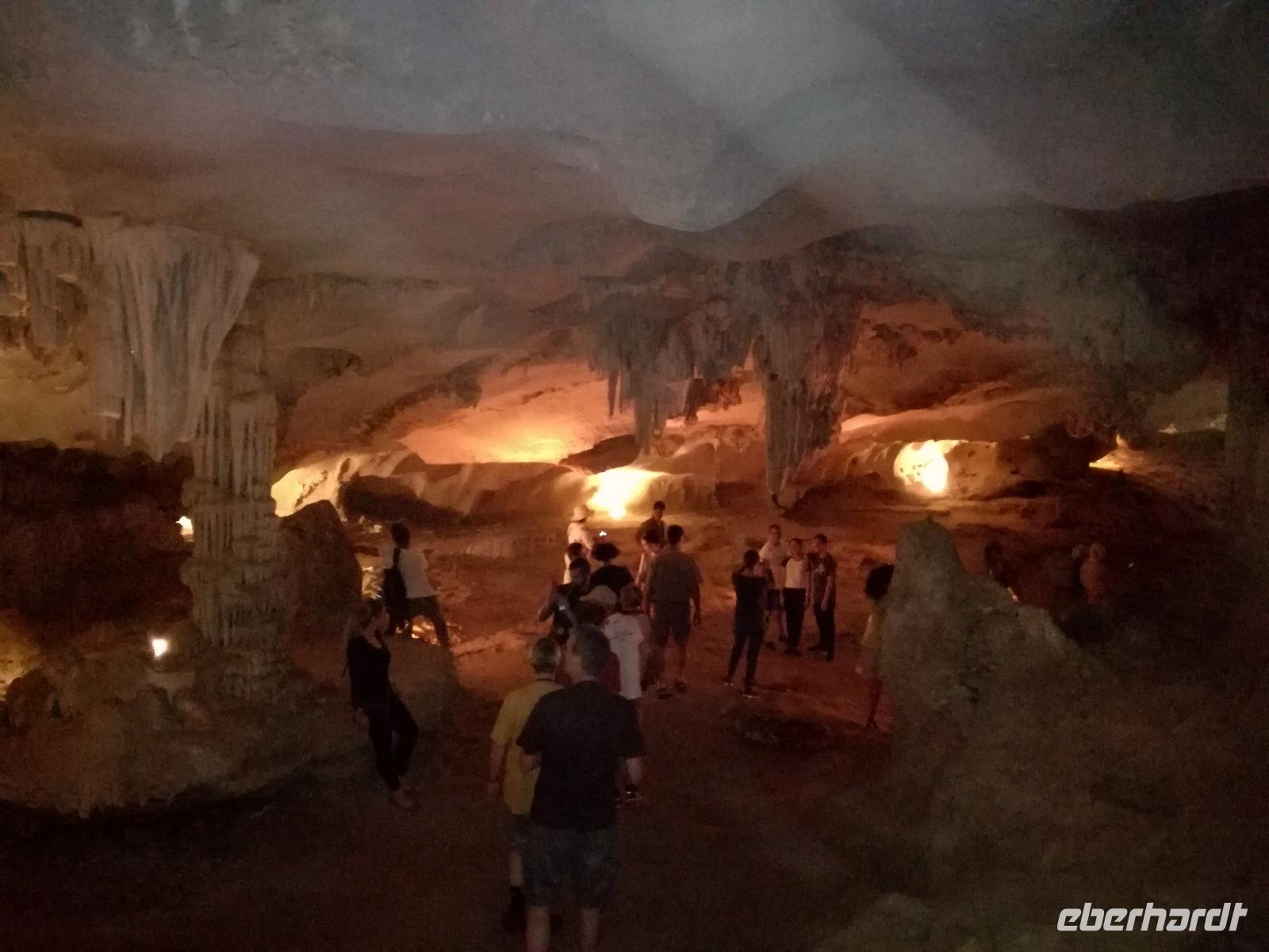 Besuch einer Höhle in der Ha Long Bucht