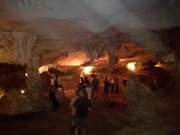 Besuch einer Höhle in der Ha Long Bucht