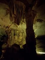 Besuch einer Höhle in der Ha Long Bucht