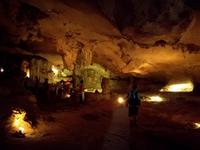 Besuch einer Höhle in der Ha Long Bucht
