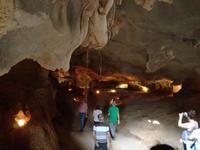 Besuch einer Höhle in der Ha Long Bucht