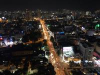 Blick auf das nächtliche Saigon von der Chill Skybar aus