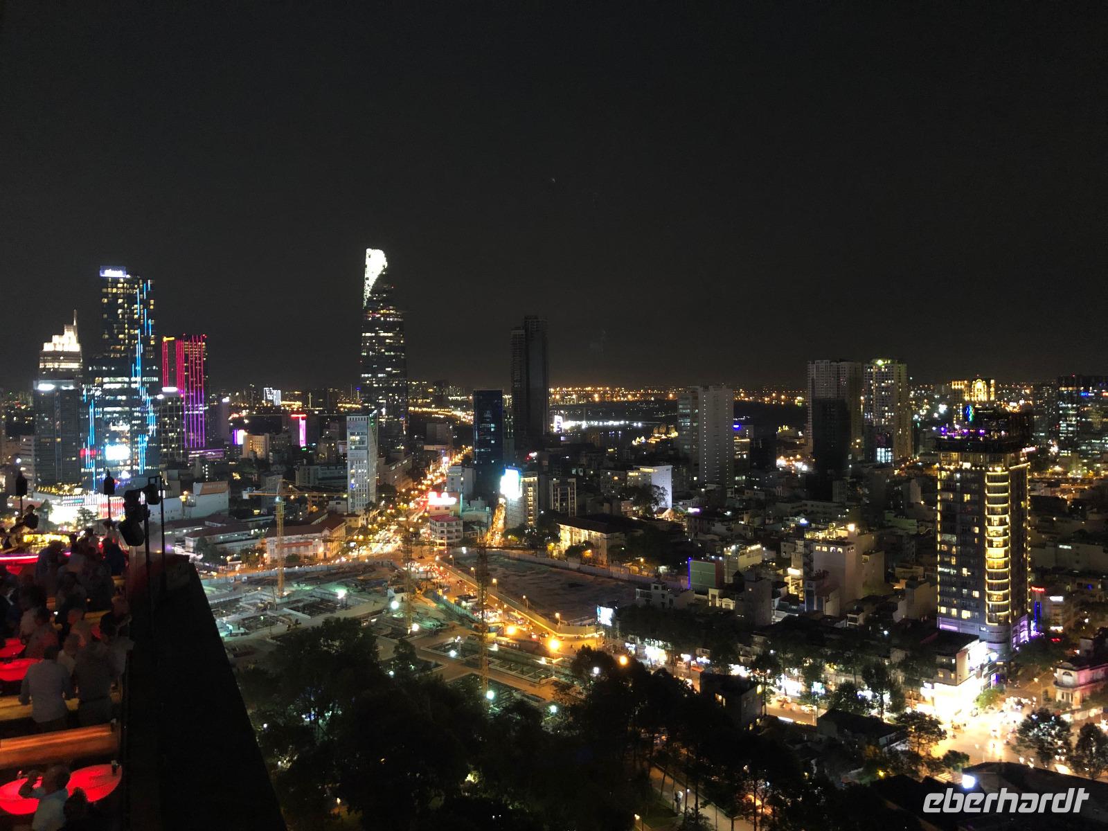 Blick auf das nächtliche Saigon von der Chill Skybar aus