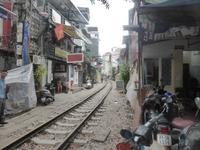 Die legendären Eisenbahnschienen durch Hanoi