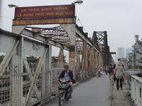 Auf der historischen Eisenbahnbrücke
