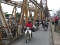 Auf der Eisenbahnbrücke