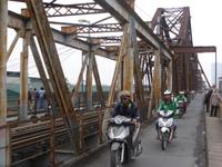 Auf der Eisenbahnbrücke