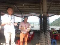 Khoi erklärt, wie Klebreis in Bambusstücken gemacht wird