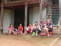 Junge Frauen beim Sticken