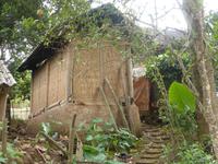 Ein altes Haus aus Holz und Lehm