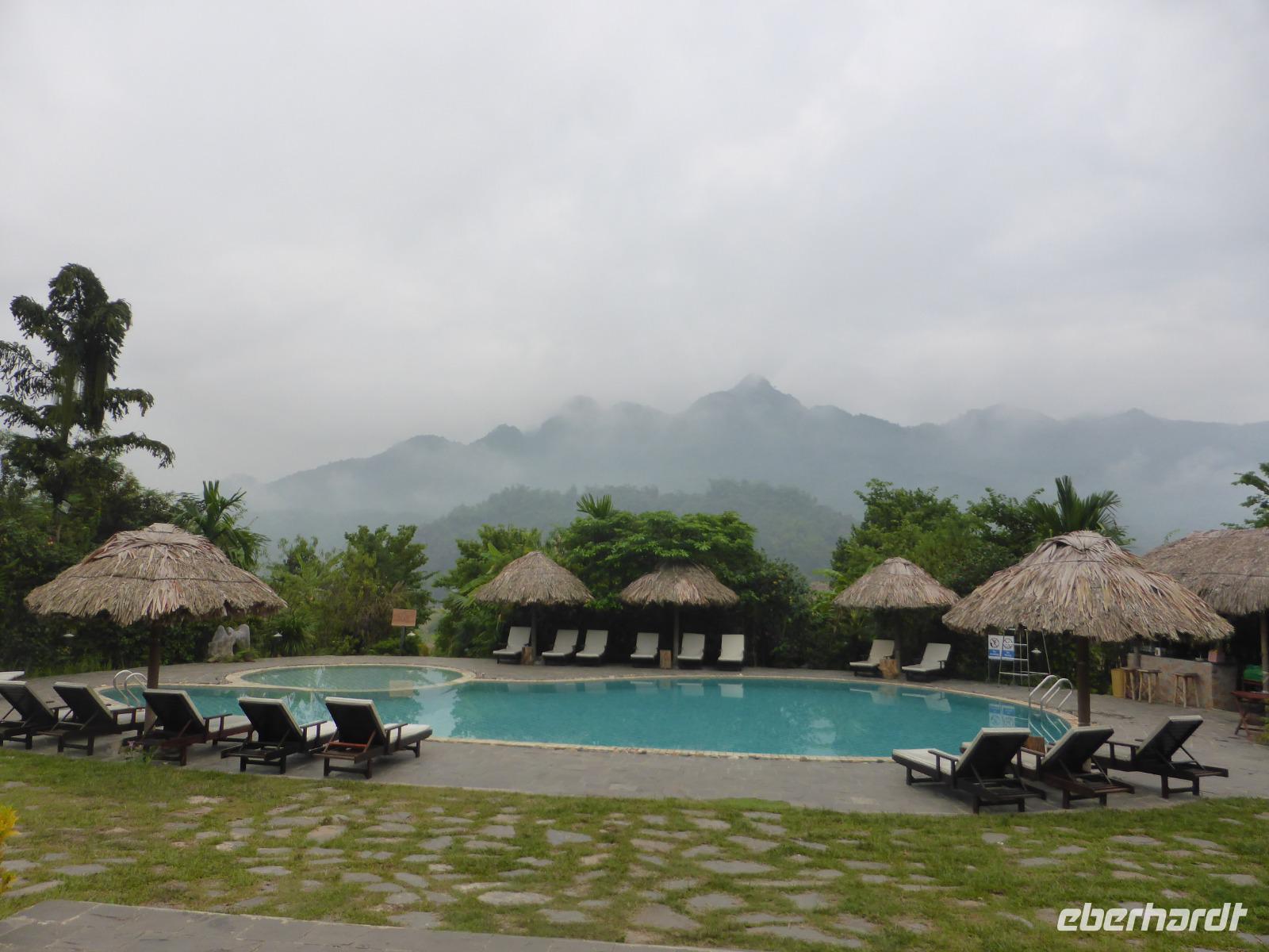 Der pool mit Blick in auf die Berge.