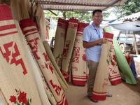 Auf diesen Matten schlafen die Vietnamesen, sagt Khoi, und sie hätten deshalb keine Rückenprobleme