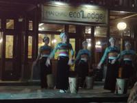 Vorführung traditioneller Tänze der Thai in Mai Chau