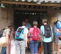 Erklärung der Reismühle durch Reiseleiter Khoi, Mai Chau