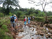 Überwinden von kleinen Hindernissen auf der Wanderung in Mai Chau