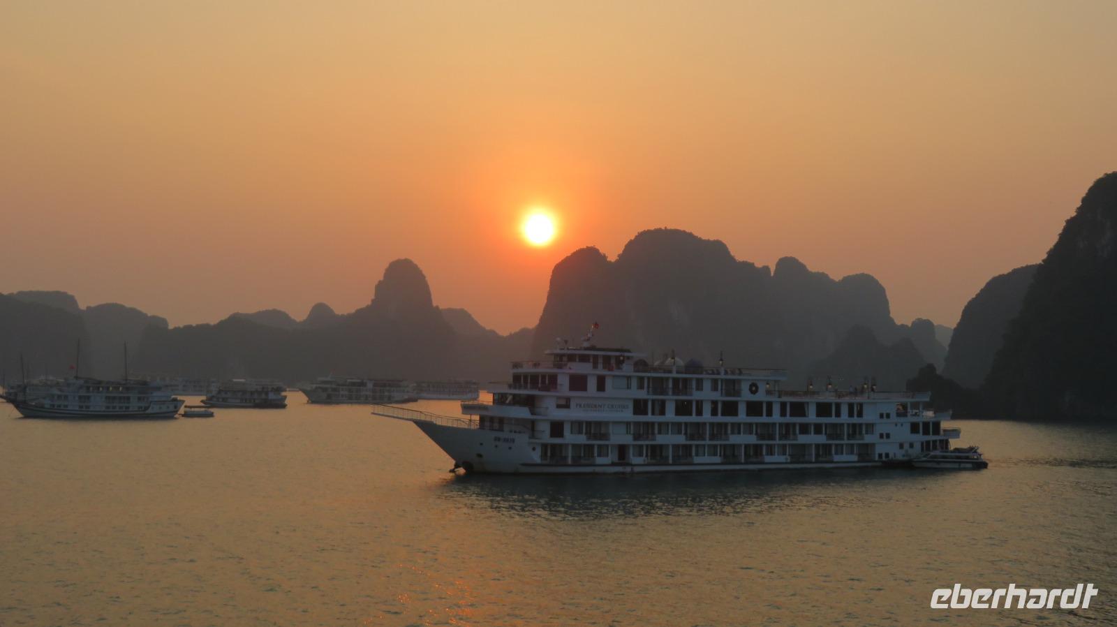 Sonnenaufgang auf der Dschunke, Ha Long Bucht