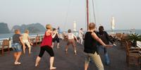 morgendlicher Tai Chi Kurs auf der Dschunke