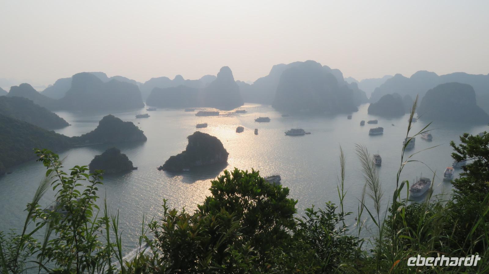 Erklimmen des Berges auf der Ti Top Insel für eine einzigartige Aussicht, Ha Long Bucht