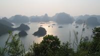 Erklimmen des Berges auf der Ti Top Insel für eine einzigartige Aussicht, Ha Long Bucht