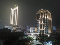 beleuchtete Stadt Hue bei Nacht